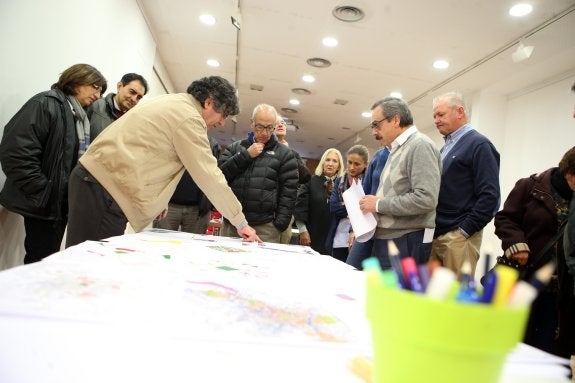 Felipe Díaz-Miranda explica a los asistentes los contenidos de la primera jornada del proceso de participación ciudadana que definirá el futuro del Campo.