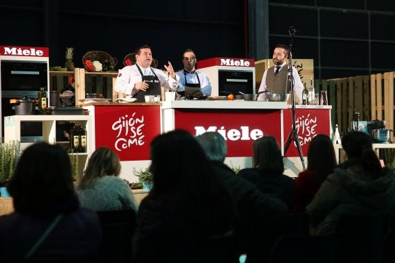 Marcos Morán, Carlos Fernández y Borja Cortina, durante su exhibición culinaria. 