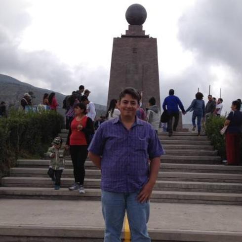 Ramón Torre Canal, en la mitad del mundo, la línea que separa ambos hemisferios y cuyo monumento se encuentra en Quito.