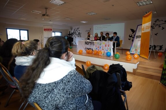 Mesa presidencial de las Jornadas Regionales de Mujer Gitana 'Romí Calí'. 