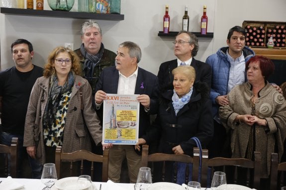 El alcalde sujeta el cartel de las jornadas de Turón. :: J. C. ROMÁN