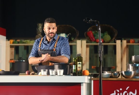 El chef argentino Gonzalo D'Ambrossio, durante el shoowcooking del primer festival GijónSecome. 