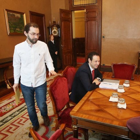 Emilio León pasa tras el consejero de Presidencia, Guillermo Martínez, en la junta de portavoces celebrada este lunes.