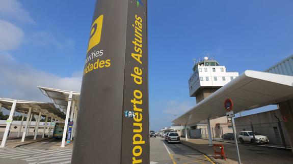 Acceso del aeropuerto de Asturias.