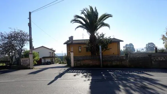 La casa de Monteana, en Gijón, en la que un joven mató ayer a su madre.