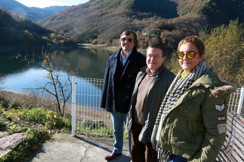 El diputado regional Rafael Alonso, entre los concejales populares, Alfonso Orviz y María Antonia García. 