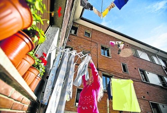 Una vecina tiende en una de las zonas donde han robado ropa. 