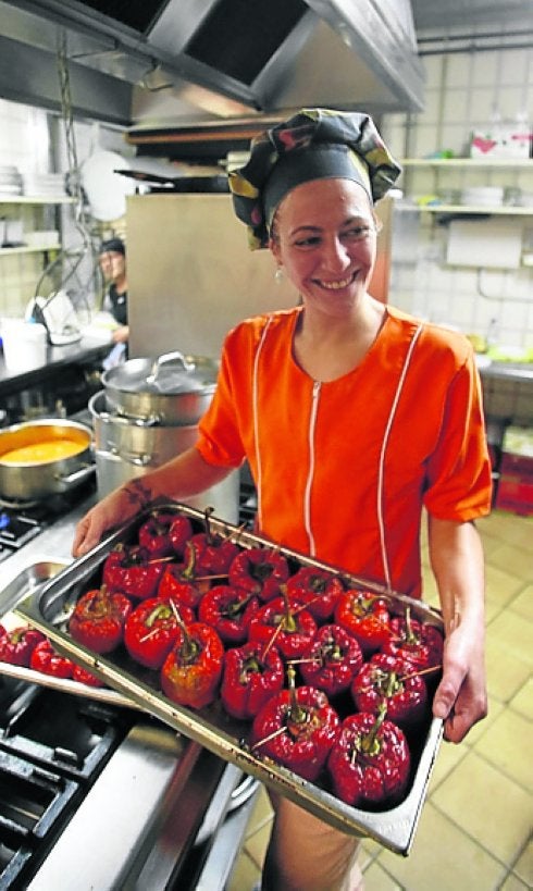 Preparación de los pimientos en la sidrería San Mamés. 