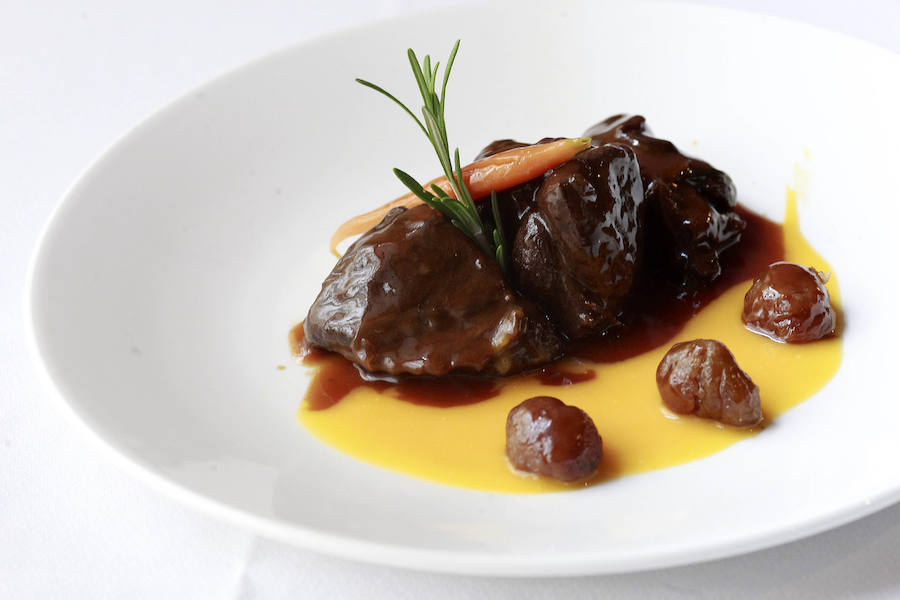 Jabalí guisado, castañas y calabaza