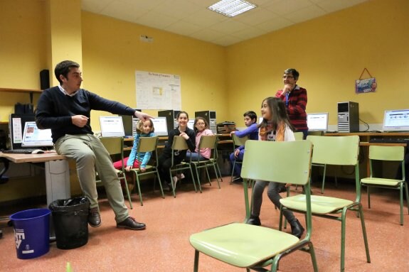 El alcalde de Llanera, ayer, con algunos de los alumnos. 