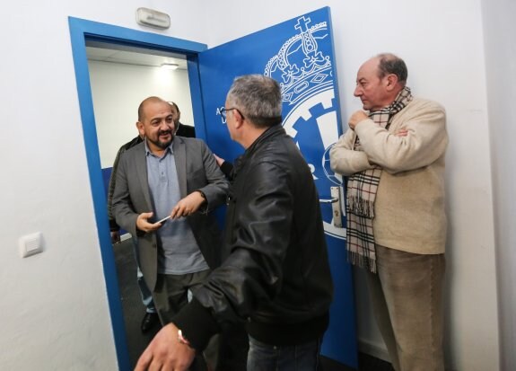 El Real Avilés abre la puerta a un nuevo grupo inversor que gestionará el club. En la foto, Álvaro López, Victorino Arias, de espaldas, y José María Tejero. 