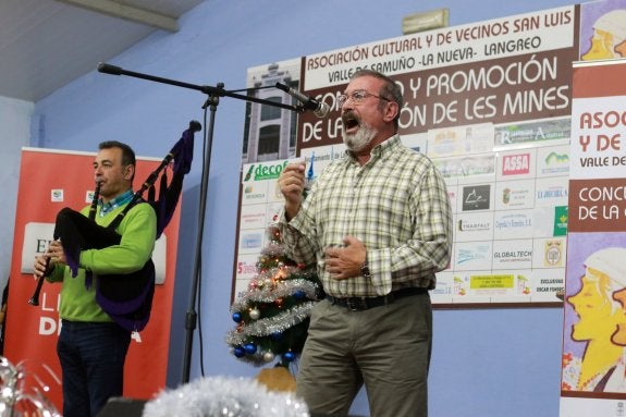 Eduardo Martínez, junto al gaitero Valentín Fuente. :: J. M. PARDO