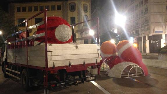 El Papá Noel de la Plazuela fue desmontado y trasladado a medianoche.
