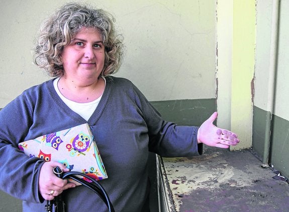 Eva María Fernández muestra la suciedad con la que conviven a diario los niños que estudian en el colegio de Xove.