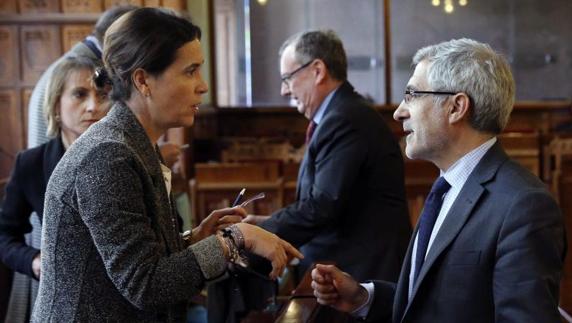 Dolores Carcedo conversa con Gaspar Llamazares, portavoz de IU, al inicio de la comparecencia sobre Sanidad.