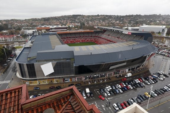 Vista general del estadio municipal gijonés y de los bajos comerciales de la tribuna sur desde lo alto del edificio Gacela. 