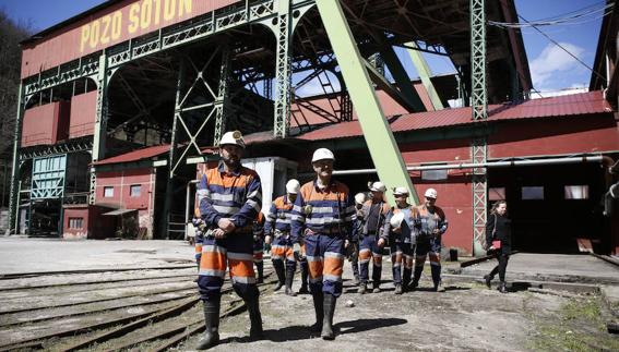 Un grupo de visitantes en el pozo Sotón.