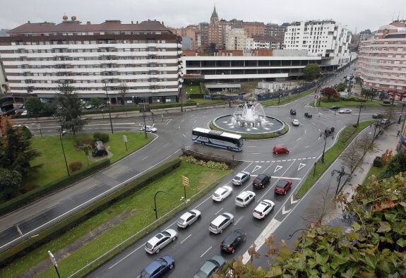 Una imagen de la entrada a Oviedo desde la 'Y' en la plaza de la Cruz Roja. 