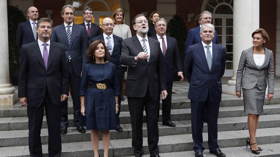 El nuevo Gobierno posa en las escaleras de la Moncloa en su primer Consejo de Ministros.