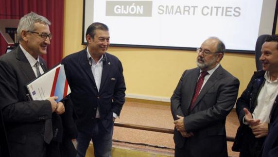 El rector (izquierda), durante la presentación de la cátedra. 