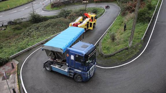 El camión atascado en El Muselín.