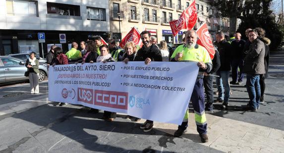 La concentración de ayer de trabajadores del Ayuntamiento de Siero frente a la Casa Consistorial. 