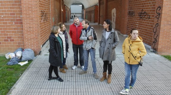 Taboada y Espiño (a la izquierda), con los vecinos. 