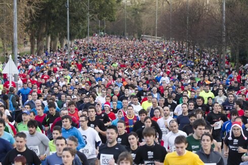 Los corredores llenan la avenida de El Molinón tras tomar la salida en una edición de la San Silvestre de Gijón. 