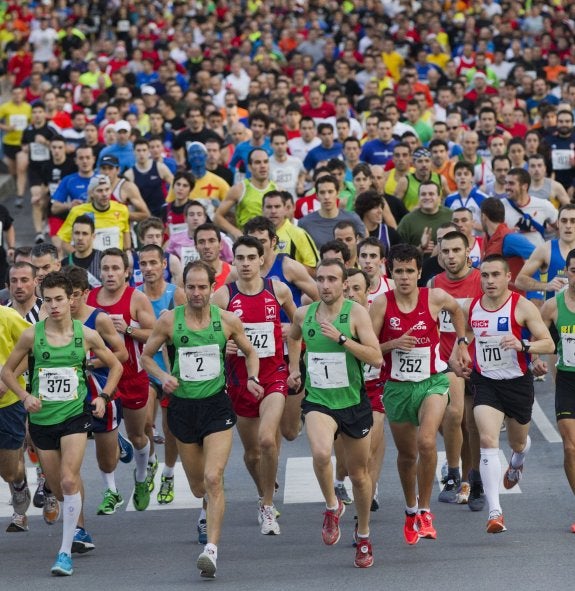 Los corredores cubren los primeros metros en la San Silvestre de Gijón. 