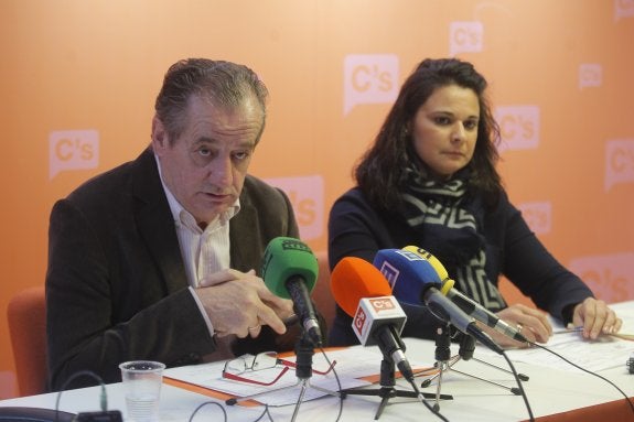 Nicanor García y Diana Sánchez, ayer, en la sede regional de Ciudadanos en Oviedo. 