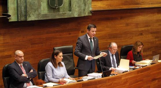 El Presidente de la Junta General del Principado, Pedro Sanjurjo, leyendo la declaración institucional con motivo del 35 aniversario del Estatuto de Autonomía de Asturias