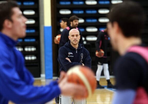 El técnico Carles Marco observa a sus jugadores durante el último entrenamiento de la semana. 