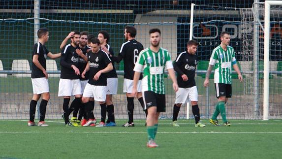 Jugadores del Real Avilés celebrando un gol.