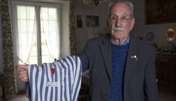 Vicente García, con el pantalón de su uniforme de prisionero.