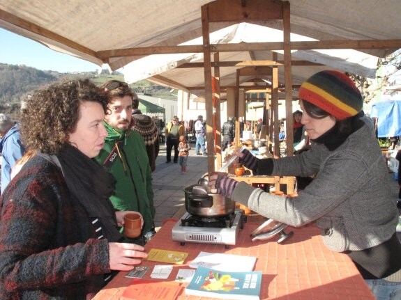 Dos visitantes esperan por una taza de vino caliente. :: A. G.-O.