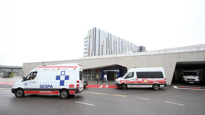 Entrada a Urgencias del HUCA, que el pasado lunes atendió a 393 pacientes, otra cifra histórica. 