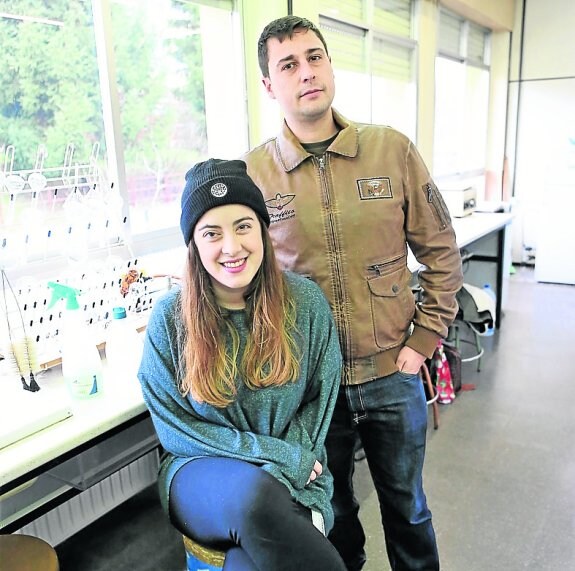 Paula Vela y David Caldevilla en el instituto poleso. 