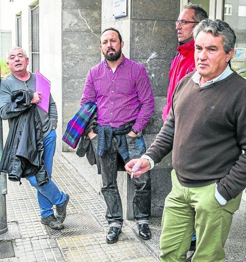 Miyares, en el centro, y Marotías, en primer término, con otros dos de los acusados ayer en el exterior del juzgado llanisco. 
