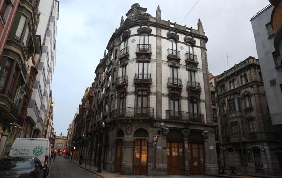 Edificio modernista de la calle Insitituto número 16 en cuyo bajo está La Naviera. 