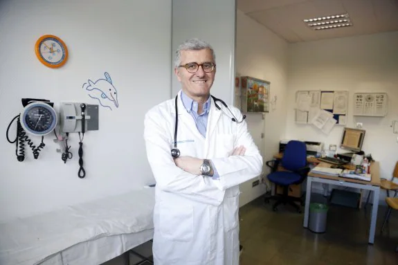 El pediatra Francisco Álvarez, en su consulta del centro de salud de Lugo de Llanera. 