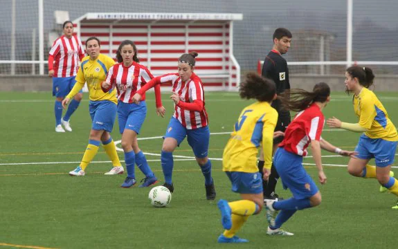 Ichi se abre camino junto a Yaiza en el partido de ayer. 