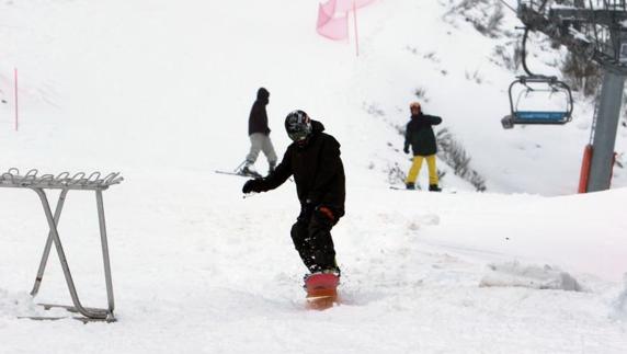 Primeros usuarios en la estación de Fuentes de Invierno.