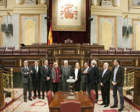 El patronato del Foro Jovellanos, con Ana Pastor; por la izquierda, Rafael Antuña, José Antonio Sierra, Roberto Paraja, Lioba Simon Schuhmacher, Ignacio García-Arango Cienfuegos-Jovellanos, la presidenta de la cámara, Orlando Moratinos, Ángel María García Ordaz, Vicente Cueva y Pablo Vázquez. 