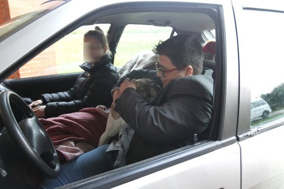 Ángeles Fernández, con su pareja y su perro, en el coche que les han dejado para dormir. 