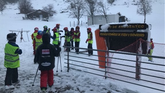 Alumnos del IES El Piles (Gijón), que disfrutaron de su Semana Blanca en el inicio de la temporada. 
