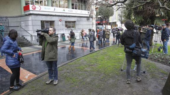 Expectación mediática ante la sede de UGT-Asturias.