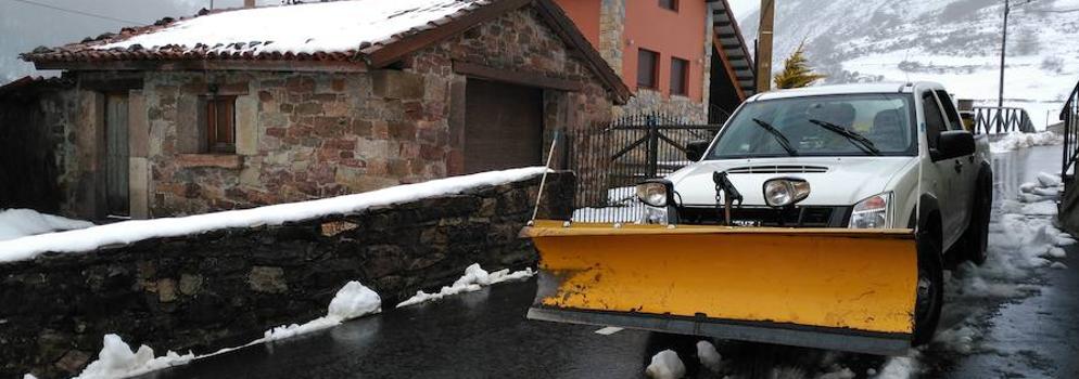 Los vecinos de Somiedo preparan incluso los vehículos para hacer frente al temporal.