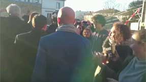 Un joven agrede a Manuel Valls en un acto de campaña de las primarias socialistas de Francia