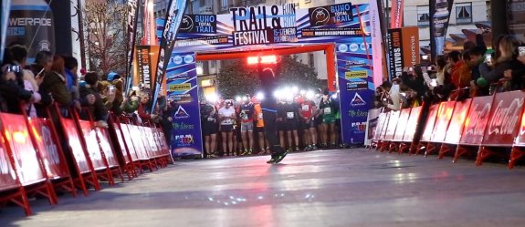 La salida de la carrera nocturna disputada el año pasado. 