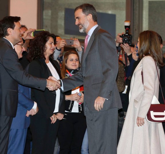 El Rey estrecha la mano del consejero asturiano Francisco Blanco ante la mirada de doña Letizia. 